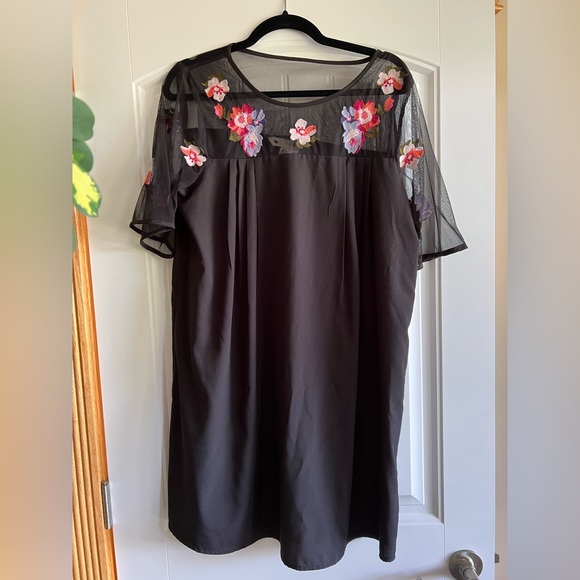 yumi Dresses & Skirts - ‼️2 FOR $20‼️Black dress with flowers